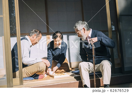 将棋をするシニア男性 将棋をするシニア男性 62676529