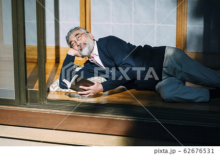本を読むシニア男性 本を読むシニア男性 62676531