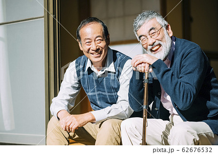 シニア男性とその友人 シニア男性とその友人 62676532