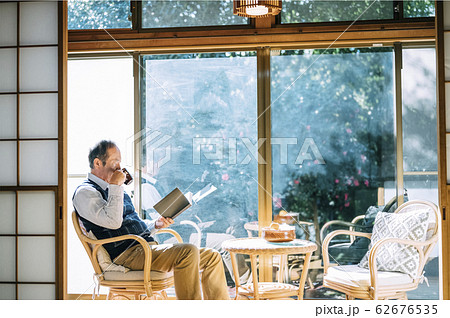 本を読むシニア男性 本を読むシニア男性 62676535