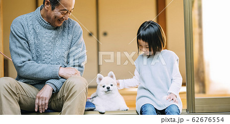女の子と犬とシニア 62676554