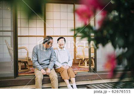 仲の良いシニア夫婦 62676555