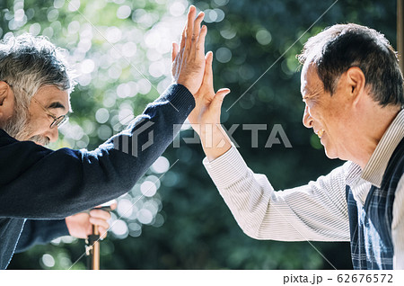 シニア男性とその友人 62676572