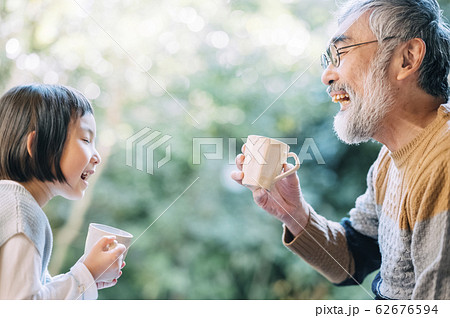 おじいちゃんと孫のティータイム おじいちゃんと孫のティータイム 62676594