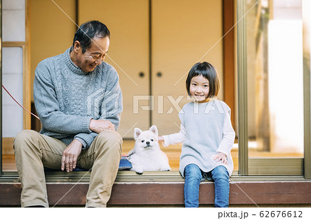 女の子と犬とシニア 62676612