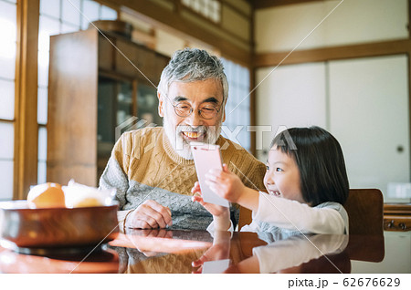 スマホを使うおじいちゃんと孫 62676629
