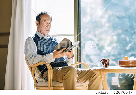本を読むシニア男性 本を読むシニア男性 62676647
