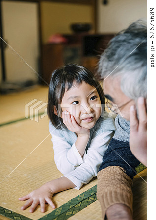 おじいちゃんと孫のライフスタイル 62676689