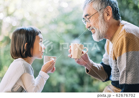おじいちゃんと孫のティータイム おじいちゃんと孫のティータイム 62676702