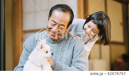 女の子と犬とシニア 女の子と犬とシニア 62676707
