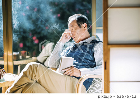 うたた寝をするシニア男性 うたた寝をするシニア男性 62676712