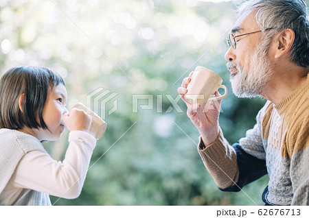 おじいちゃんと孫のティータイム おじいちゃんと孫のティータイム 62676713