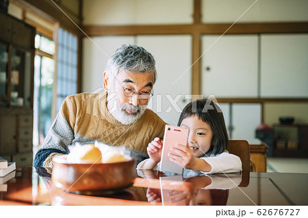 スマホを使うおじいちゃんと孫 スマホを使うおじいちゃんと孫 62676727