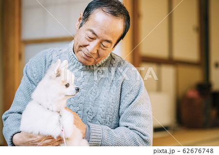 犬とシニア 62676748