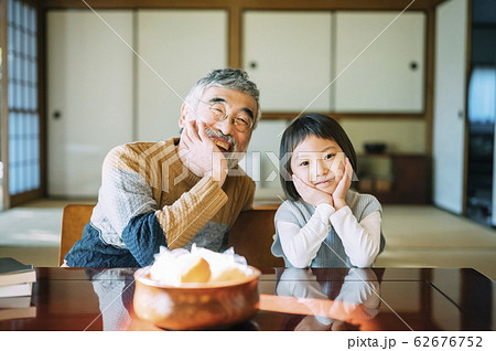 おじいちゃんと孫のライフスタイル 62676752