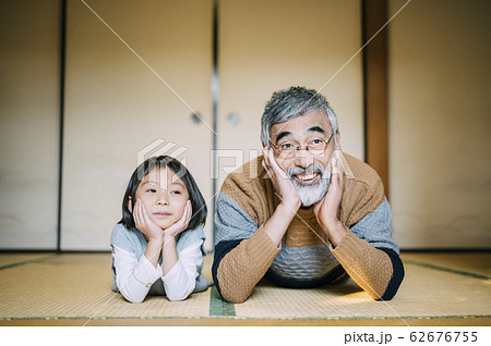 おじいちゃんと孫のライフスタイルの写真素材