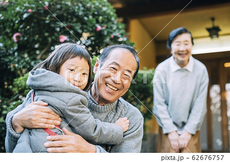 孫を出迎えるシニア夫婦 62676757