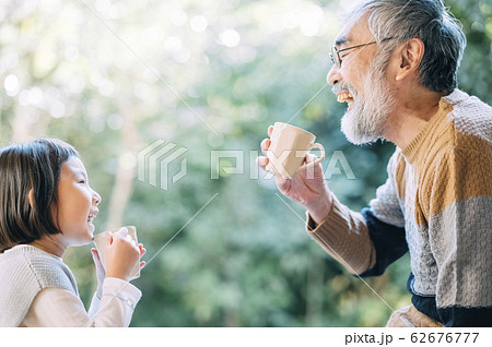 おじいちゃんと孫のティータイム おじいちゃんと孫のティータイム 62676777