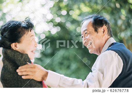 仲の良いシニア夫婦 仲の良いシニア夫婦 62676778