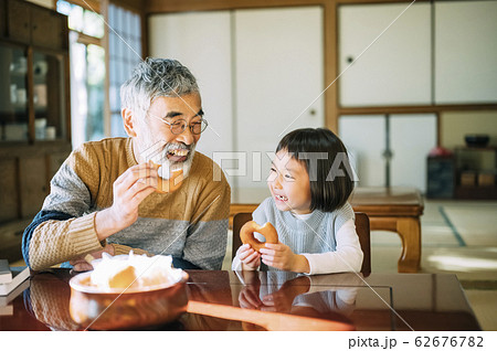 おじいちゃんと孫のティータイム おじいちゃんと孫のティータイム 62676782