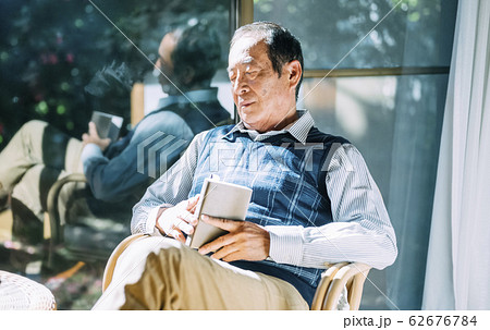 うたた寝をするシニア男性 うたた寝をするシニア男性 62676784