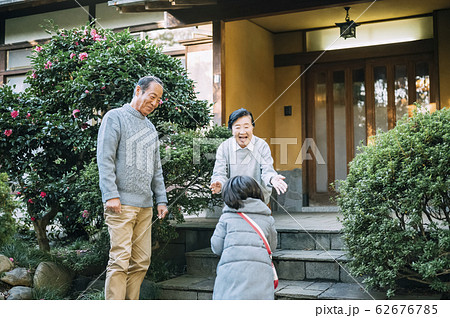 孫を出迎えるシニア夫婦 孫を出迎えるシニア夫婦 62676785