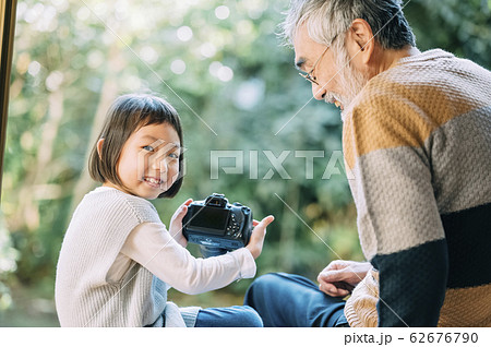 カメラを使うおじいちゃんと孫 カメラを使うおじいちゃんと孫 62676790