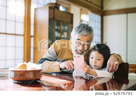 スマホを使うおじいちゃんと孫 スマホを使うおじいちゃんと孫 62676792