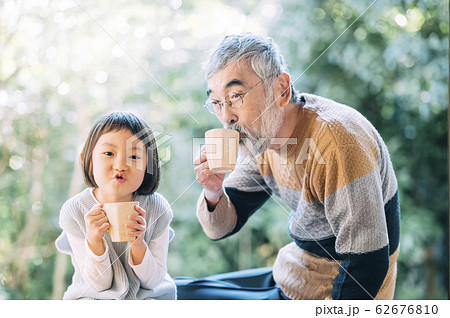 おじいちゃんと孫のティータイム おじいちゃんと孫のティータイム 62676810