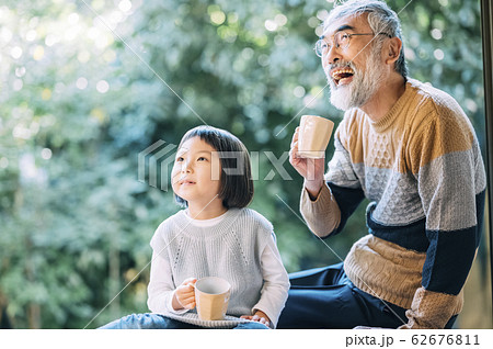 おじいちゃんと孫のティータイム 62676811