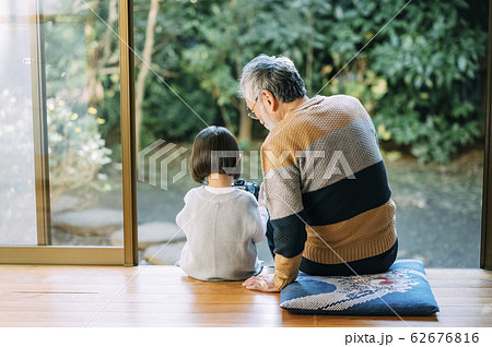 カメラを使うおじいちゃんと孫 カメラを使うおじいちゃんと孫 62676816