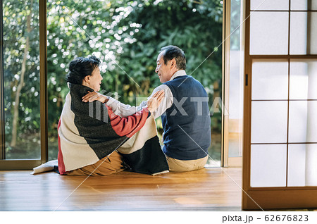 仲の良いシニア夫婦 62676823