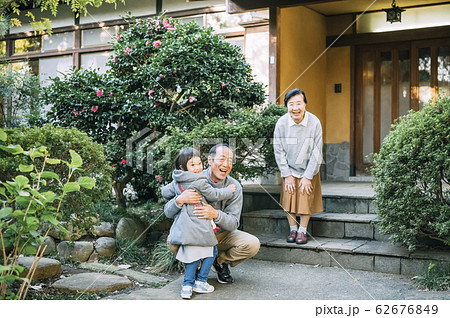 孫を出迎えるシニア夫婦 62676849