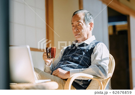 パソコンとシニア男性 パソコンとシニア男性 62676859