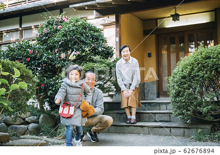 孫を見送るシニア夫婦 62676894
