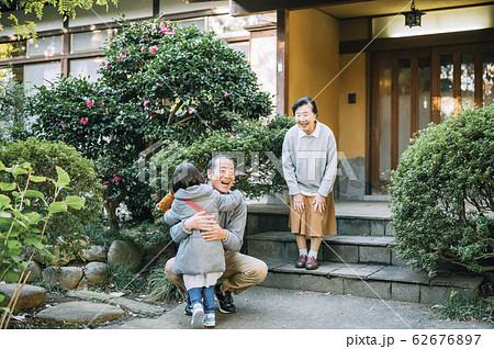 孫を出迎えるシニア夫婦 62676897