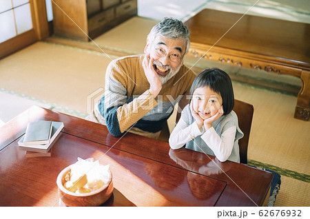 おじいちゃんと孫のライフスタイル おじいちゃんと孫のライフスタイル 62676932