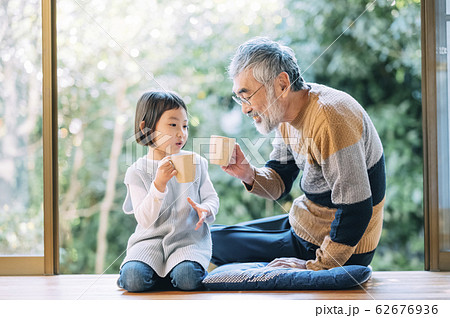 おじいちゃんと孫のティータイム おじいちゃんと孫のティータイム 62676936