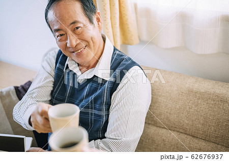 コーヒーを飲むシニア男性 62676937