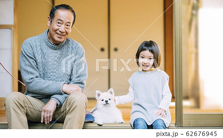 女の子と犬とシニア 62676945