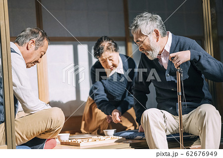 将棋をするシニア男性 62676949
