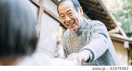 おじいちゃんと孫のライフスタイルの写真素材 [62676962] - PIXTA
