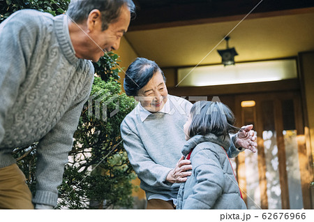 孫を出迎えるシニア夫婦 孫を出迎えるシニア夫婦 62676966