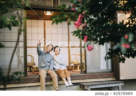 仲の良いシニア夫婦 仲の良いシニア夫婦 62676969