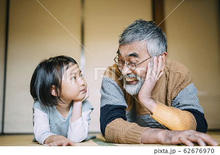 おじいちゃんと孫のライフスタイル 62676970
