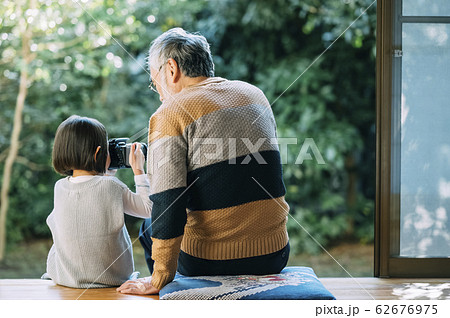 カメラを使うおじいちゃんと孫 62676975