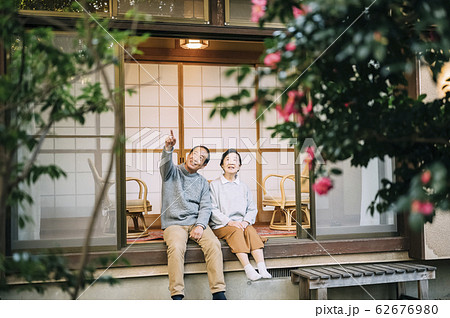 仲の良いシニア夫婦 62676980