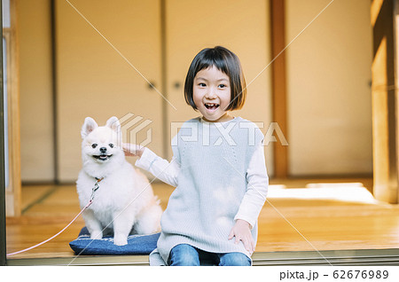 女の子と犬 62676989