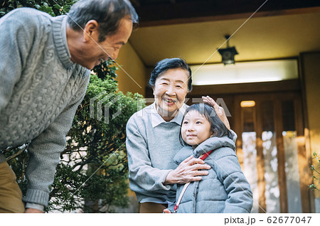 孫を出迎えるシニア夫婦 62677047