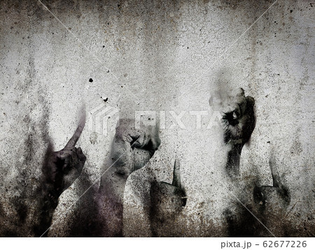 古いコンクリート壁に描いた抽象的な手の落書き 62677226